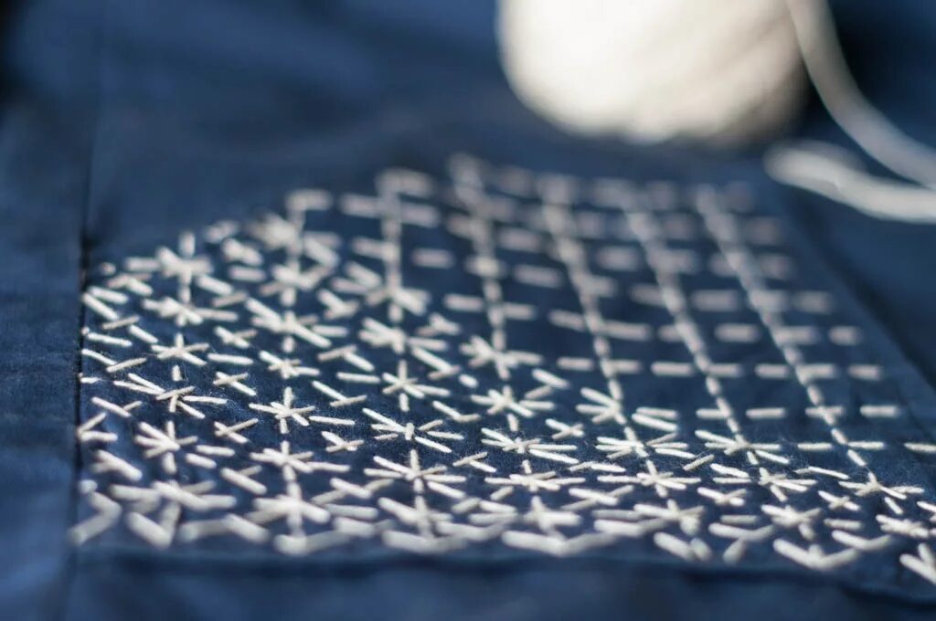 японская вышивка сашико боро техника. японская вышивка сашико в одежде. традиционная японская вышивка сашико. японская стёжка сашико. японская вышивка сашико.