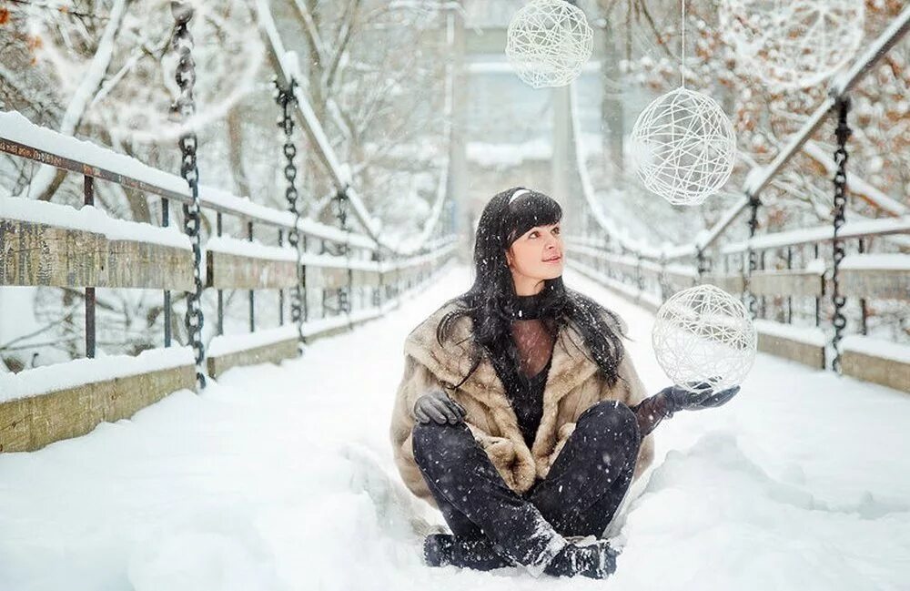 Девушка зимой в городе. Уличная фотосессия зимой. женщины зимой на улице. фотосессия зимой на улице женщина. девушка гуляет зимой.