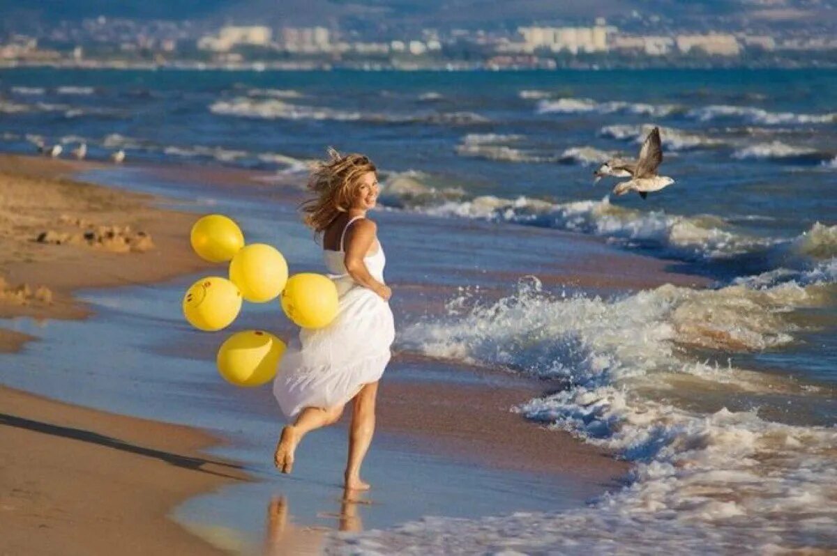 Счастье картинки. Счастье у моря. Море радость. Счастливая девушка на море. Радость жизни море.