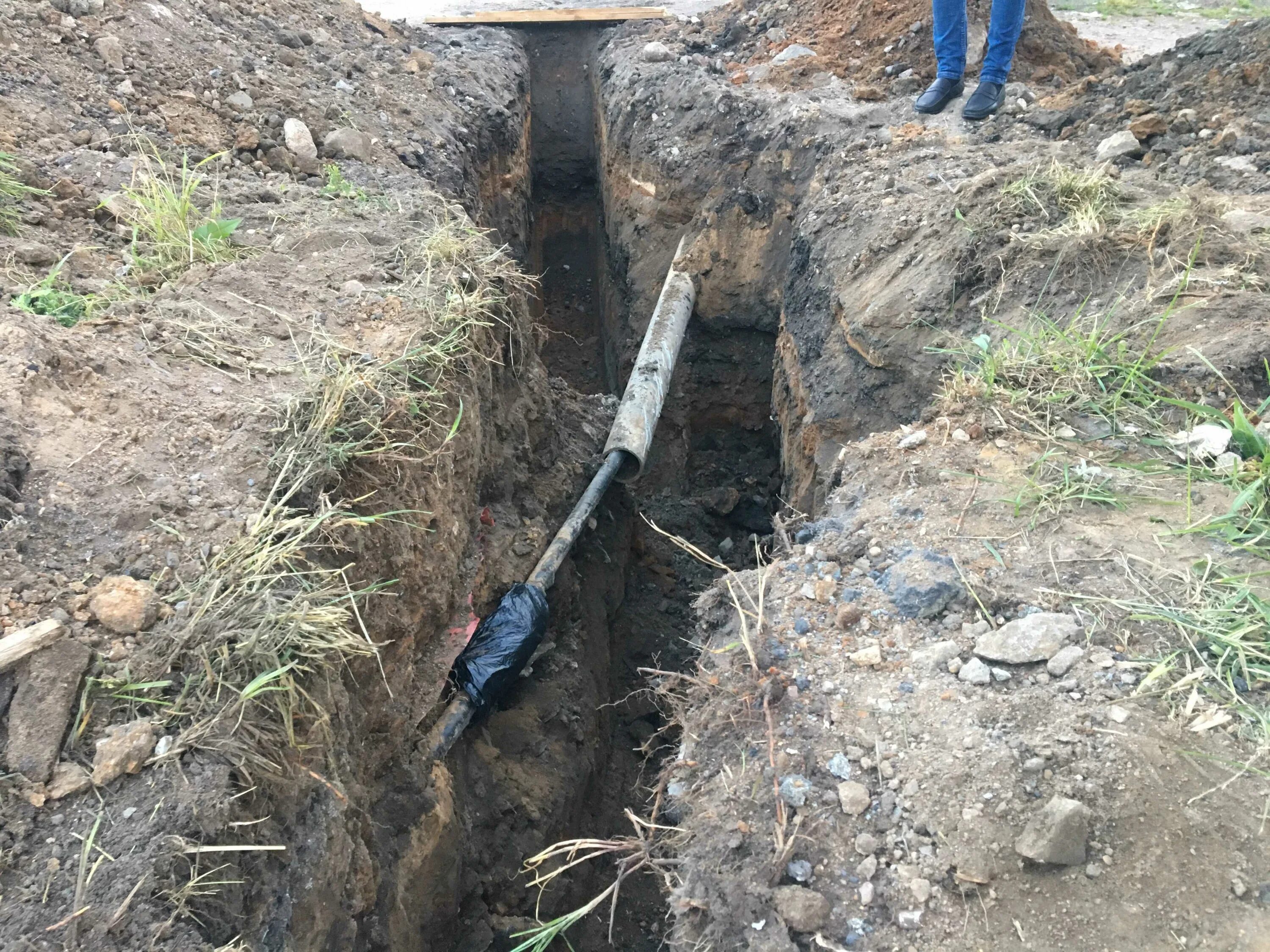 Траншея для прокладки водопровода. Копка траншей для водопровода. Траншея под канализацию. Копаем водопровод. Копают водопровод.
