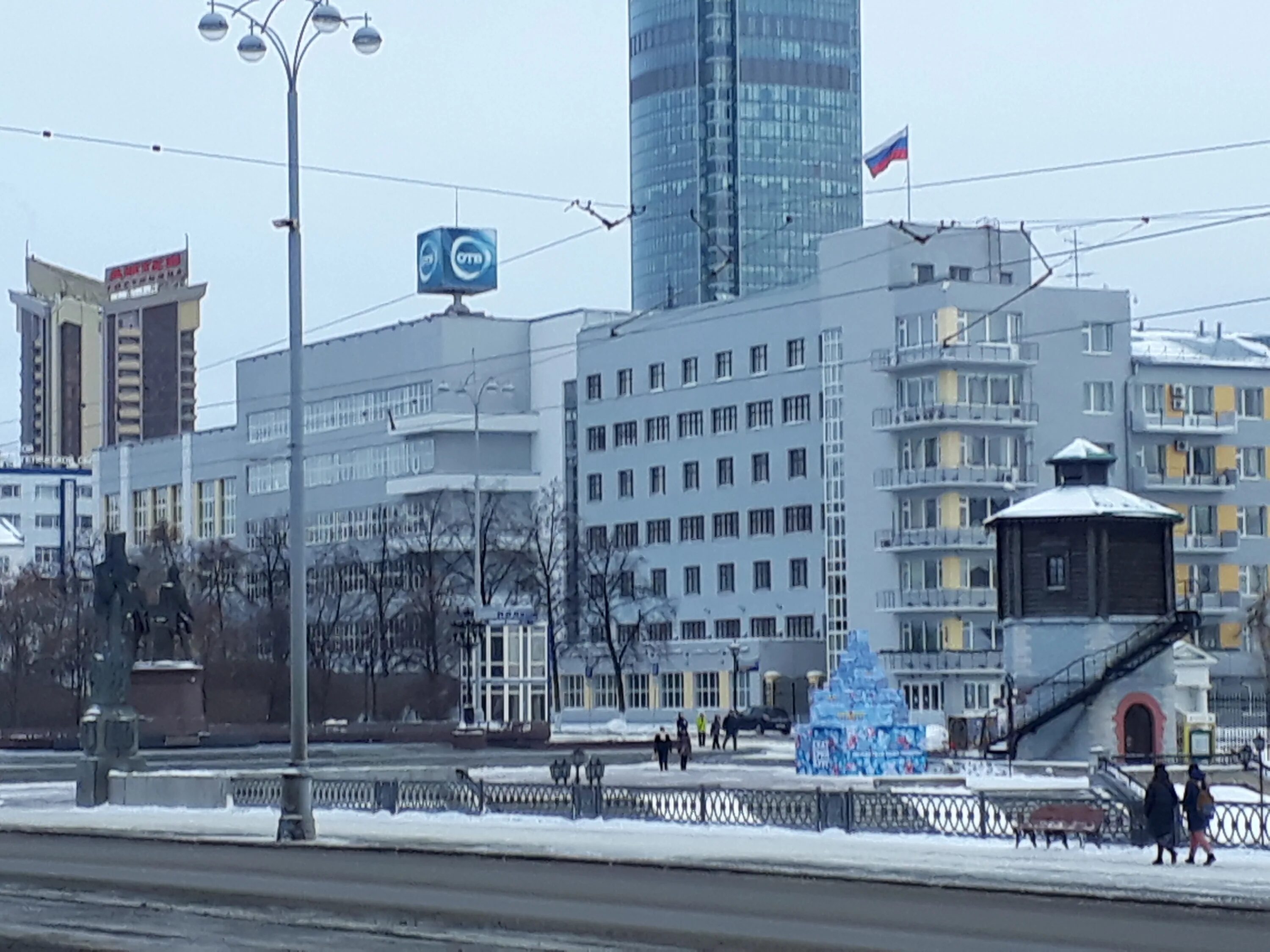 Уралов ленин. Екатеринбург проспект Ленина аллея. Бульвар на проспекте Ленина Екатеринбург. Ленина Московская Екатеринбург. Облисполком Екатеринбург.