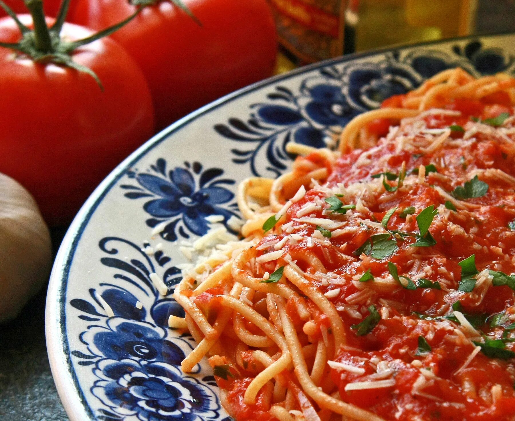 Соус с помидорами для спагетти. Спагетти с томатной пастой. Итальянская паста с томатами. Мафальдине болоньезе. Спагетти неаполитано.