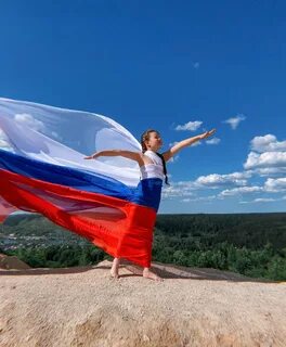 Машу флагом