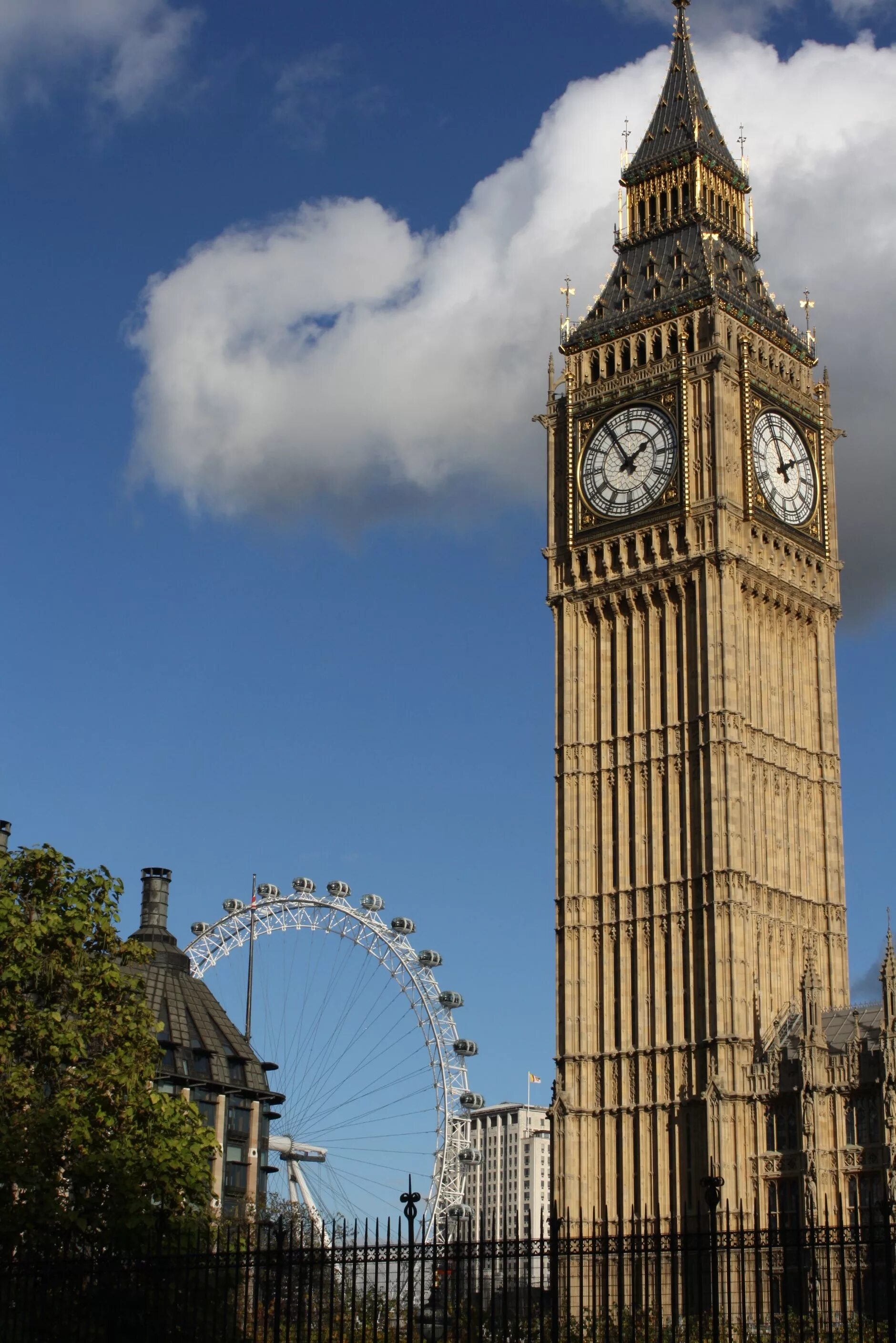 Watching britain. Лондонские часы Биг Бен. Башня Биг Бен в Лондоне. Великобритания часы Биг Бен. Биг-Бен (башня Елизаветы).