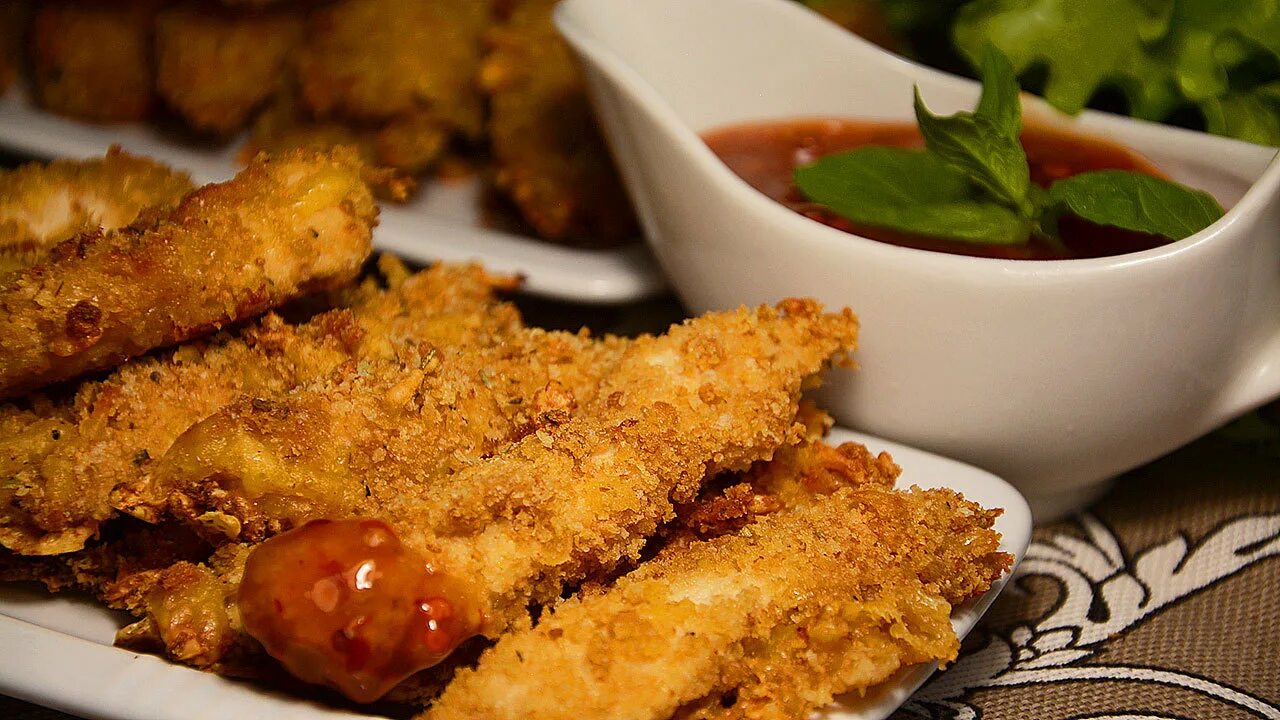 Как сделать курицу в сухарях. Чикен панко. Курица в сухарях панко. Курица в панировке. Куриное филе в сухарях.