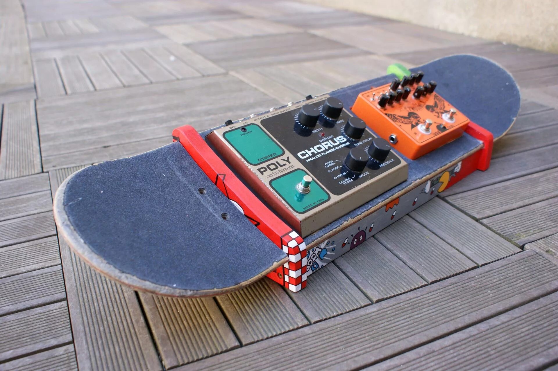 Board guitar. Педалборд бас гитариста. guitto педалборд. pedal board diy. skateboard guitar pedalboard.