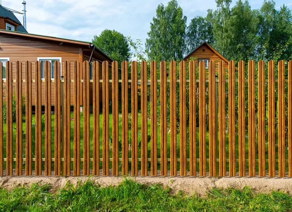 Забор какое число. Глухой забор. мастеровит заборы. забор между участками. забор дачный металлический.