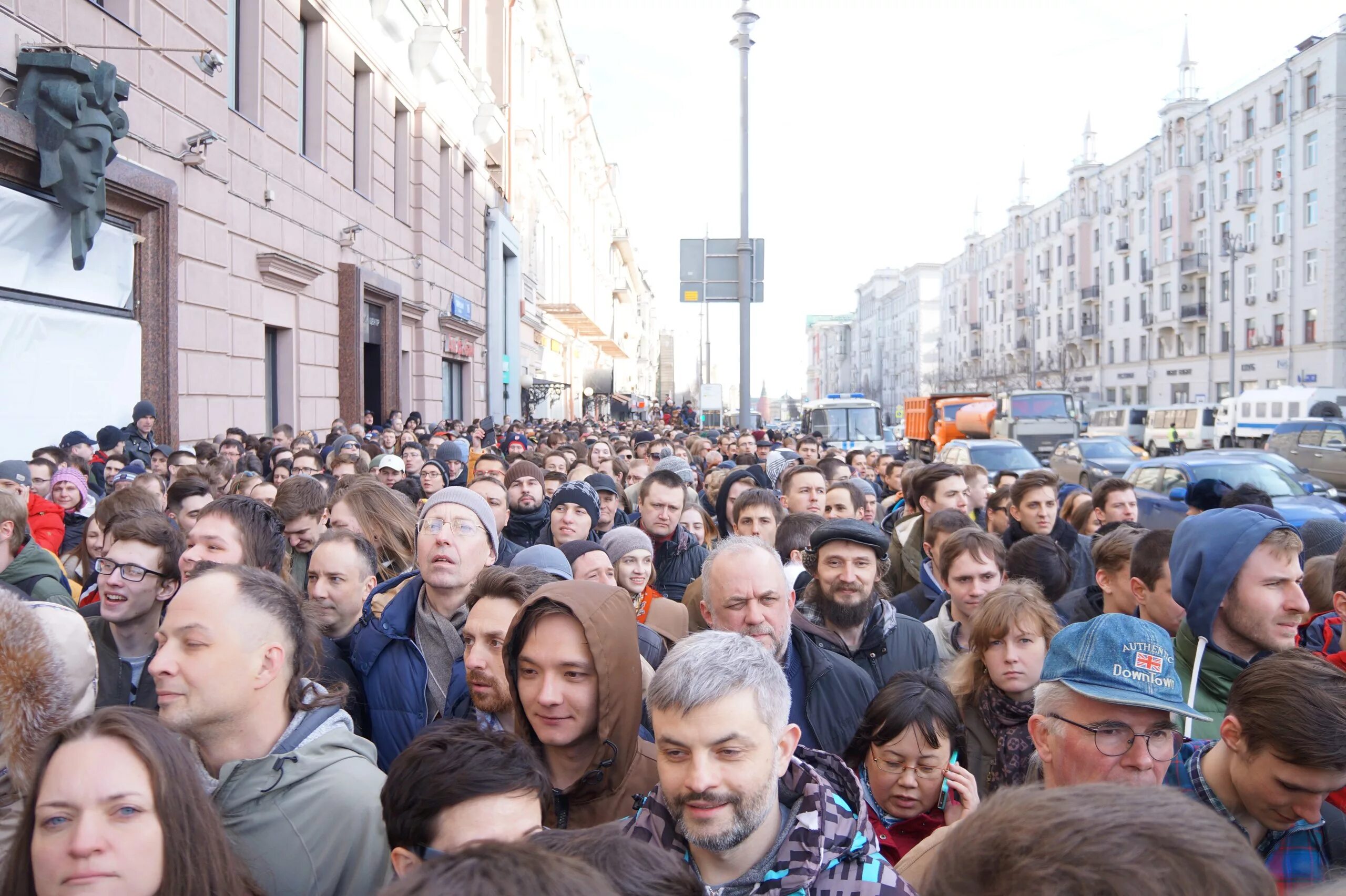 Толпа участников митинга. Люди на митинге. Толпа людей на улице. Толпа людей в Москве. Толпа людей на улице в Москве.