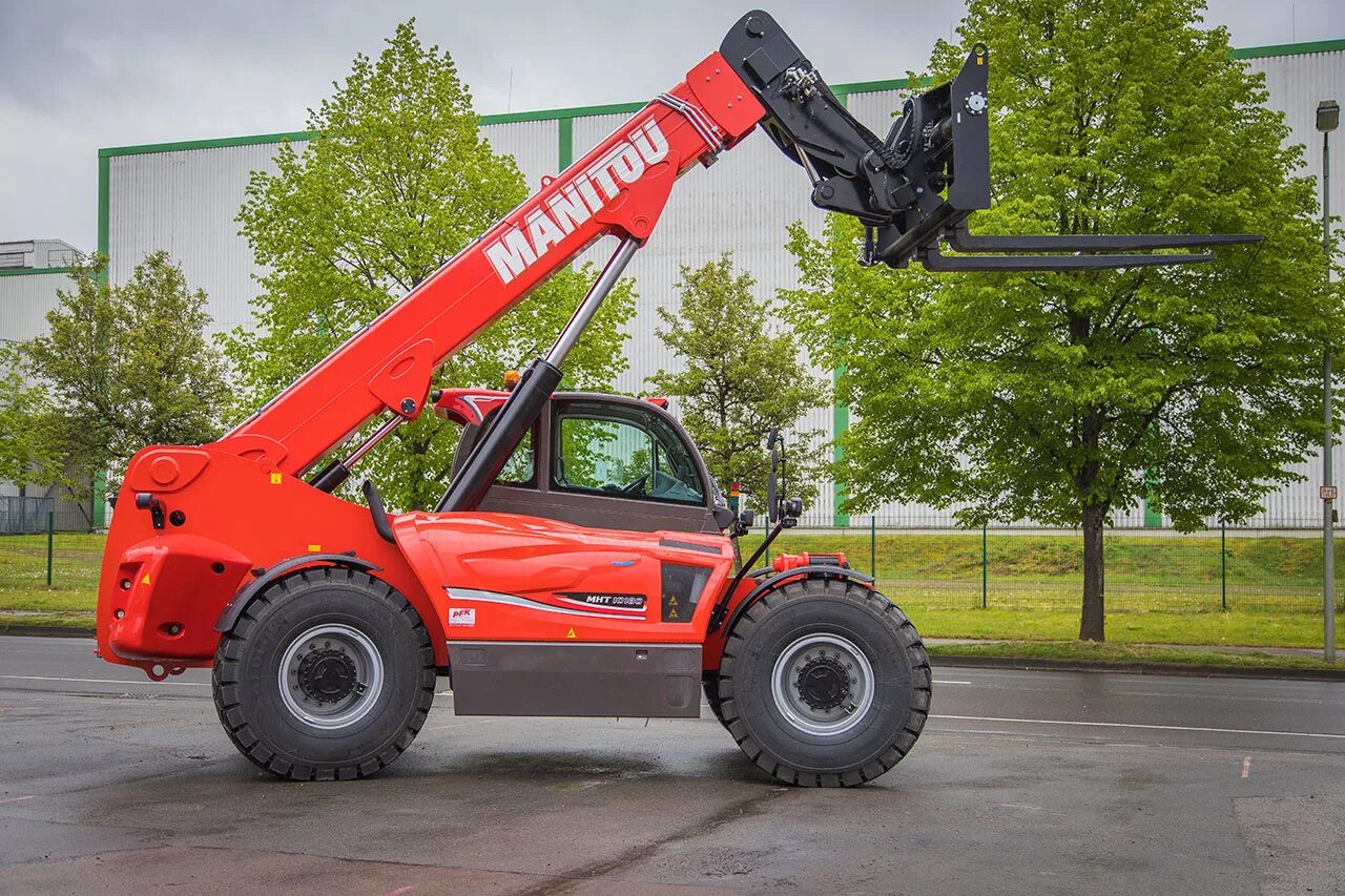 Куплю телескопический погрузчик б у. Manitou MHT-10180. Телескопический погрузчик Маниту 1435. Маниту mt1240. Погрузчик Manitou MHT-X 10180.