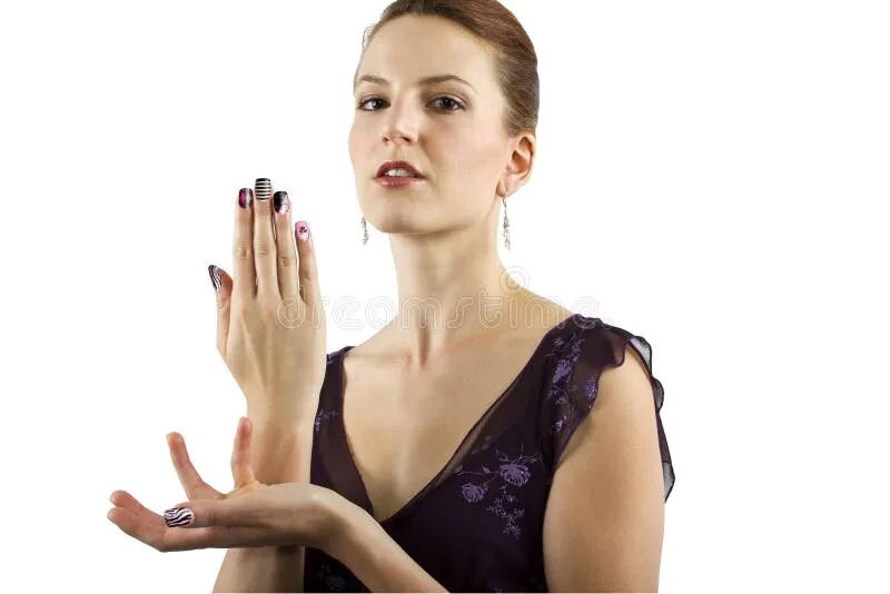 Француз руки. Девушка показывает ногти. Женщина показывает ногти угрожающе. Девушка с маникюром показывает на бумаге.
