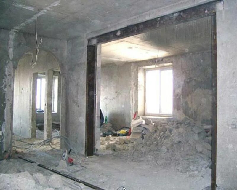 Проемы в стене панельного дома. Демонтаж несущей стены. сносить стены в панельных домах. проем в панельном доме. демонтаж несущей стены в квартире.