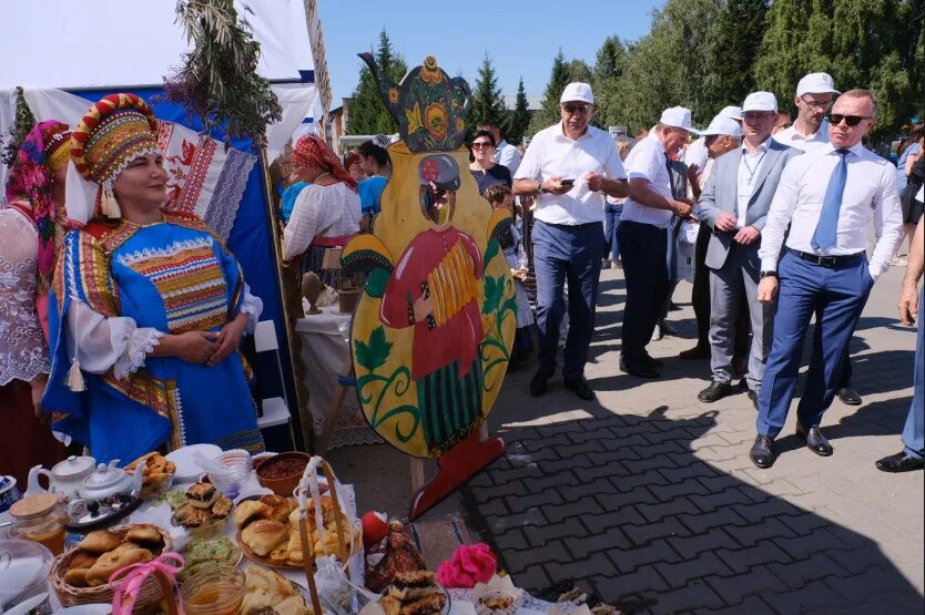 День маслянино. Ярмарка у маслянинских ворот. Парад маслянино. День маслянино. Маслянино ярмарка.