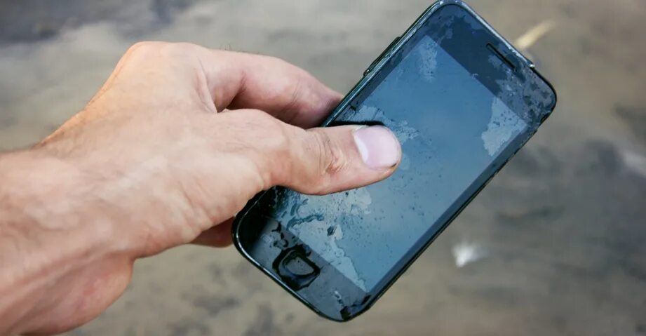 Телефон попал воду работает экран. Мокрый смартфон. Айфон под водой. Разбитый самсунг а50. Разбитый samsung galaxy a51.