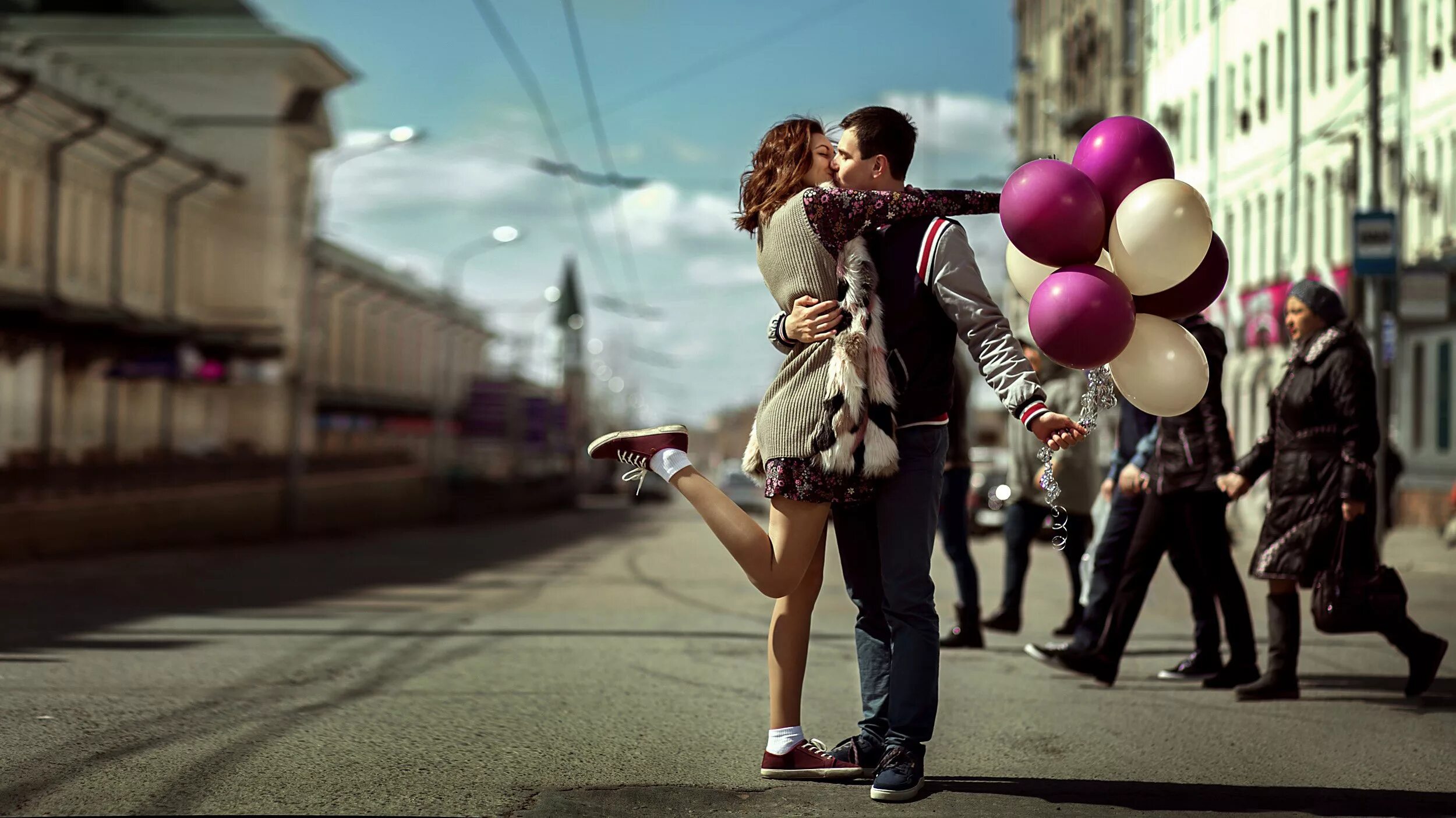 Мужчина встречает девушку. Поцелуй на улице. Встреча влюбленных. Встреча парня и девушки. Влюбленная пара.