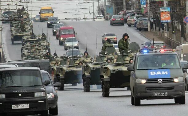 Колонна российских войск в курске. Колонны военной техники на границе с украиной. Как встречают российские войска. Колонна российских войск в курске. Колонна российских войск гомель.