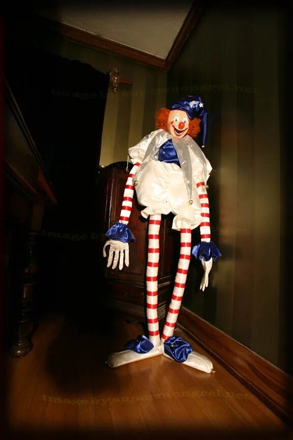 Нога клоуна. Кукла клоун полтергейст. Полтергейст 2 клоун кукла.
