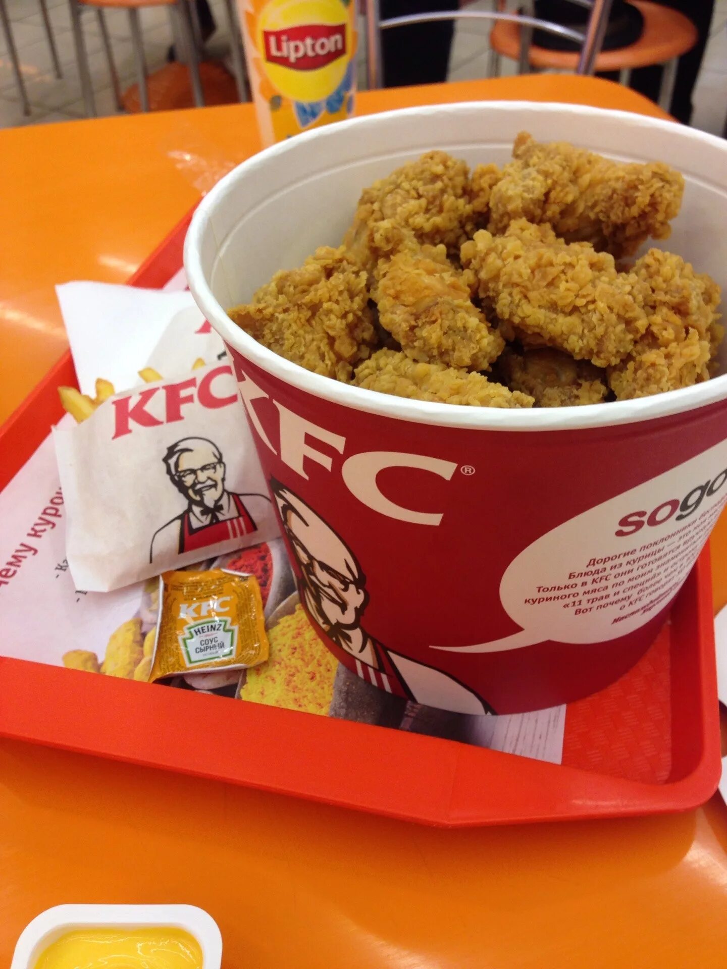 Kfc еда. Еда в ростиксе. Бакет s kfs. Сеть быстрого питания kfc. Kfc home.