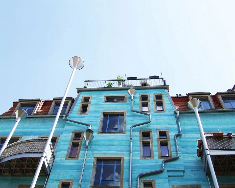 Какой поющий дом. Поющий дом в дрездене. дрезден, kunsthofpassage funnel wall.. дрезден дом с водосточными трубами. стена дома.