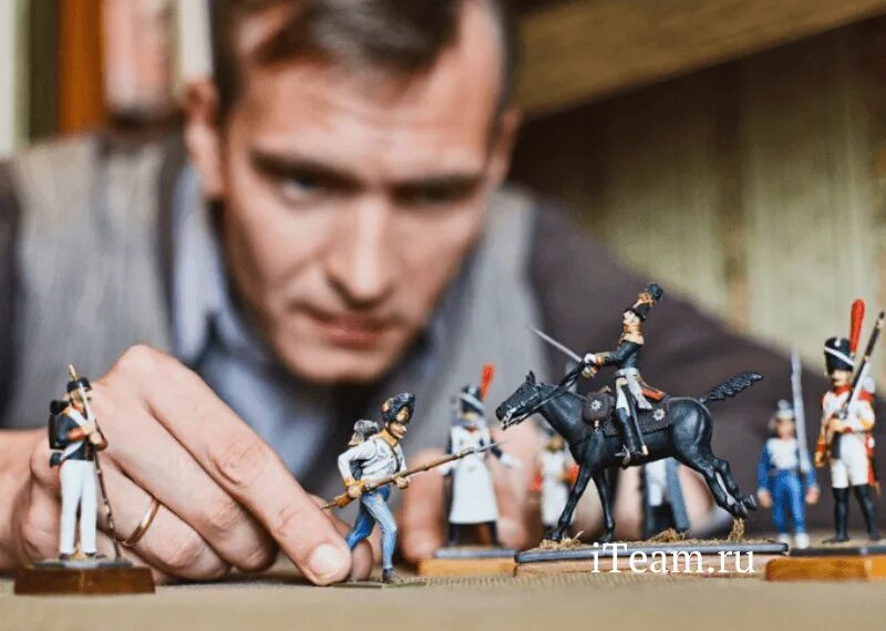 Играть в солдатики. Играть в солдатики. Дети играют в солдатиков. Ребенок играется с солдатиками. Игра в солдатики.