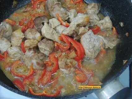 Мясо с луком и перцем на сковороде