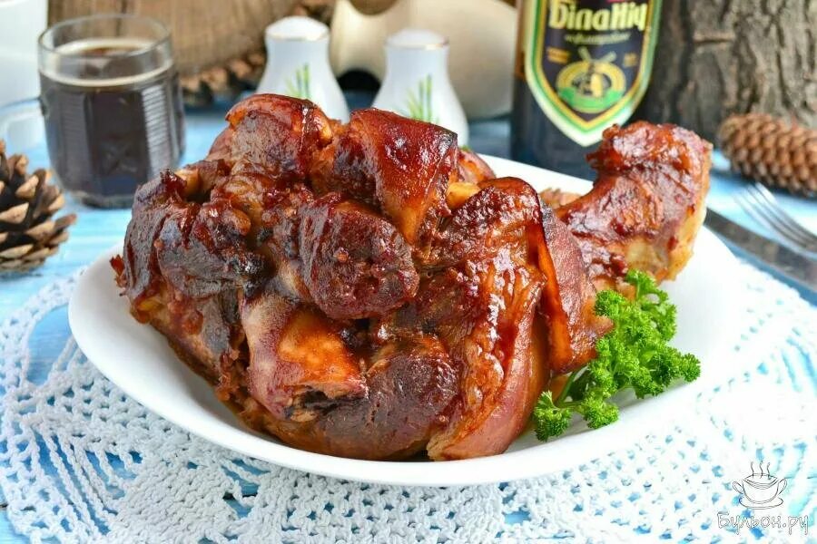 рулька айсбайн. рулька свиная запеченная в духовке с пивом. свиная рулька в пиве. свиная рулька "великолепная". рулька свиная запеченная в духовке с пивом.