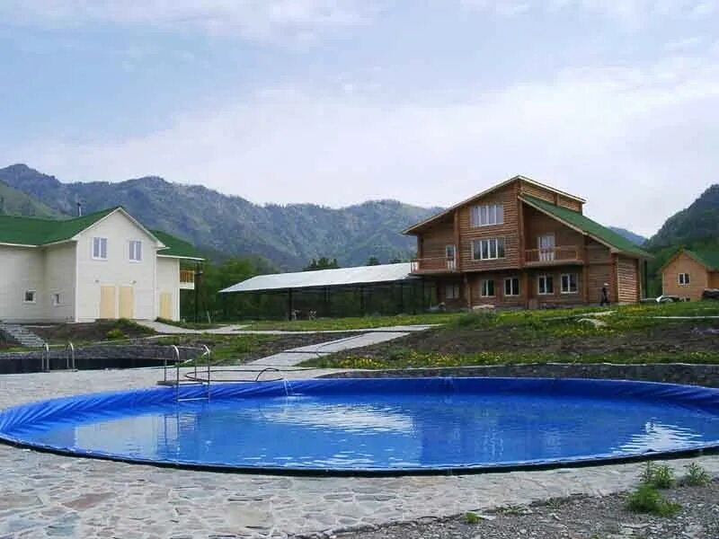 Турбаза манжерок горный алтай. Турбазы горного алтая с бассейном. Горный алтай турбазы с бассейном. Горный алтай турбазы с бассейном. Парк отель манжерок.