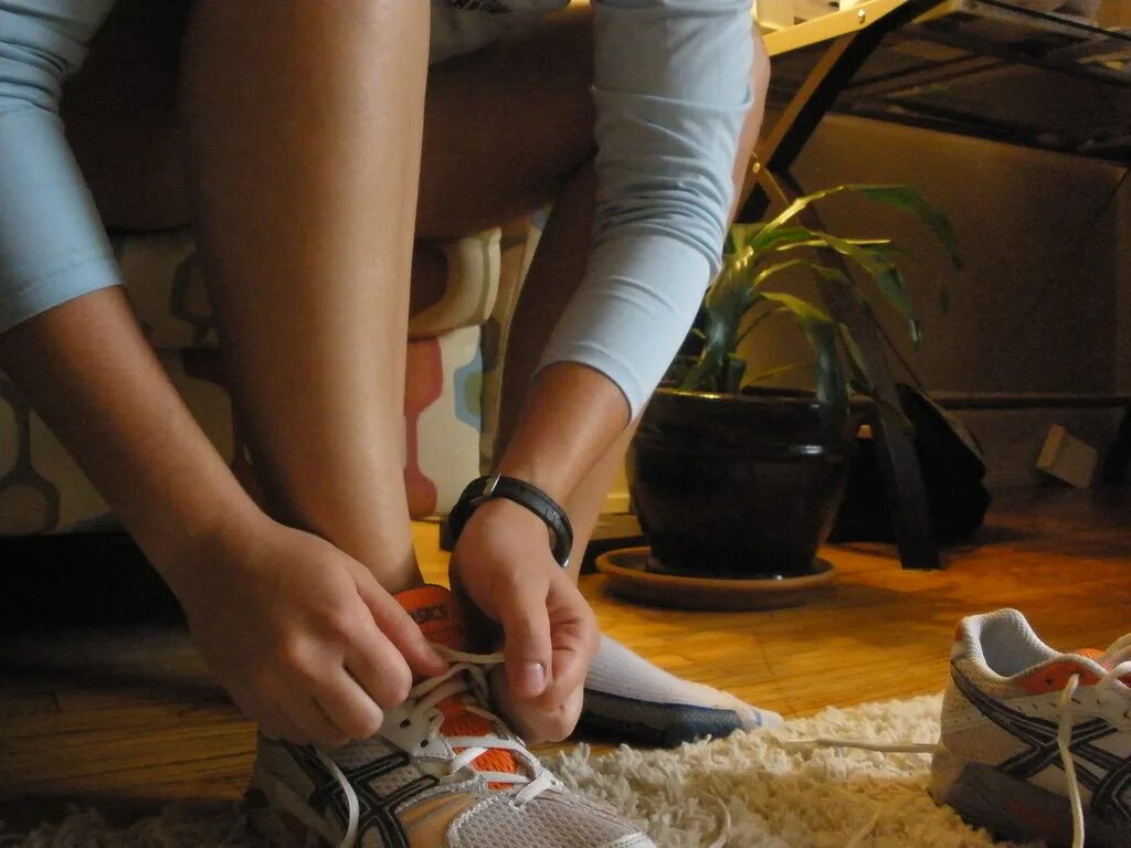 Put on your. Put on shoes. женщина завязывает шнурки мужчине. человек переобувается. put on your shoes.