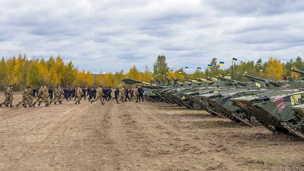 Украина возле границ. ВСУ учения. Военные возле границы Украины. Российские танки на границе с Украиной 2021. Армия Украины 2021.