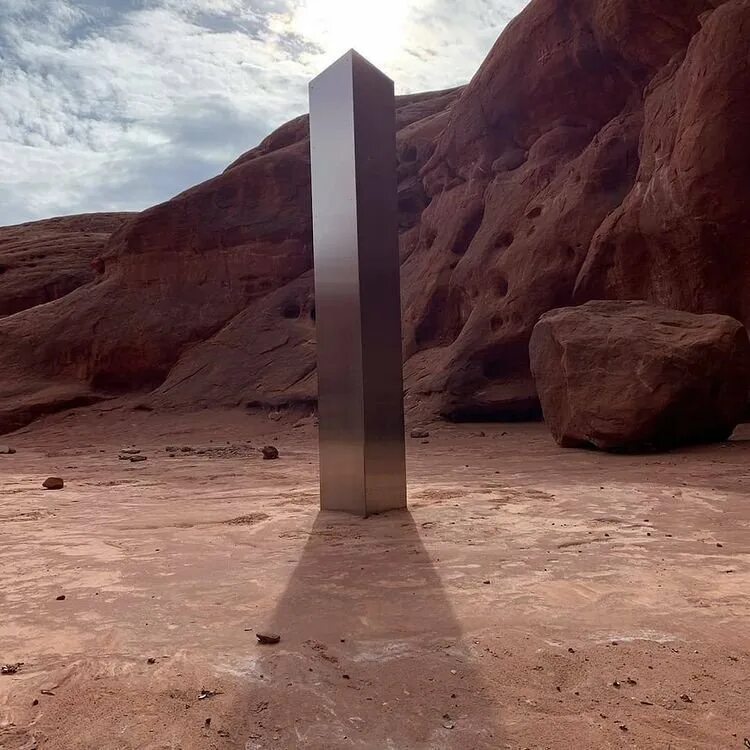 Загадочный обелиск. Таинственный монолит штат Юта. Металлический монолит в штате Юта. Монолит в пустыне. Железный монолит в пустыне.