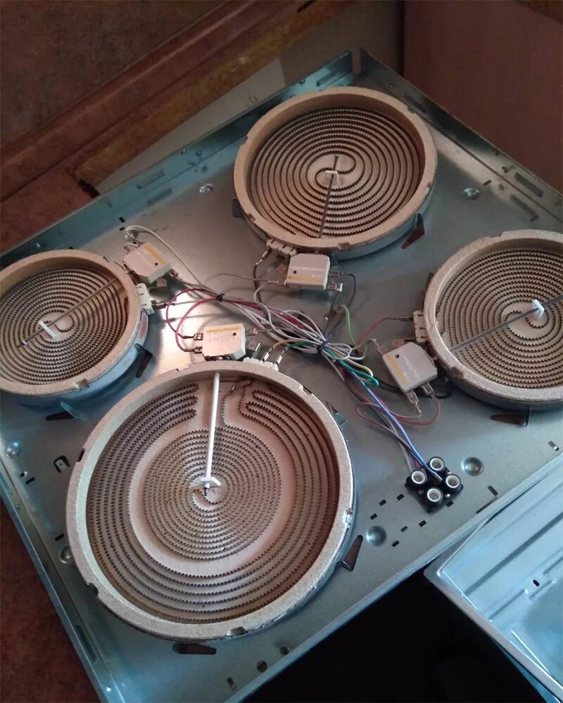 Замена конфорки на электроплите. Как снять конфорку в стеклокерамической плите. Разобранная электроплита. Заменить конфорку плиты. Заменить конфорку плиты.