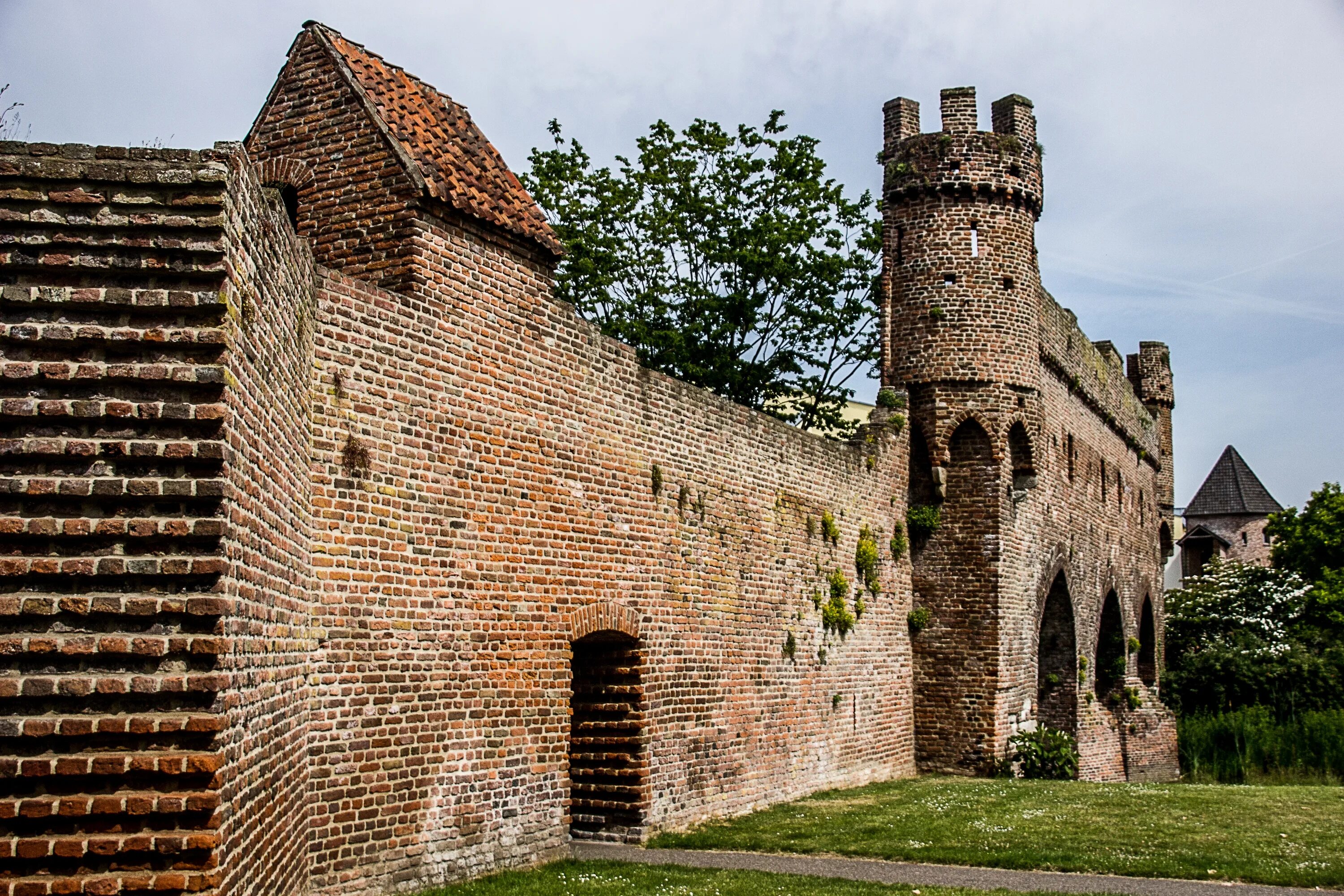 Village крепость. Стены и башни крепости Имола в Италии. Zutphen Нидерланды. Средневековый кирпичный замок Италии. Средневековая городская стена.