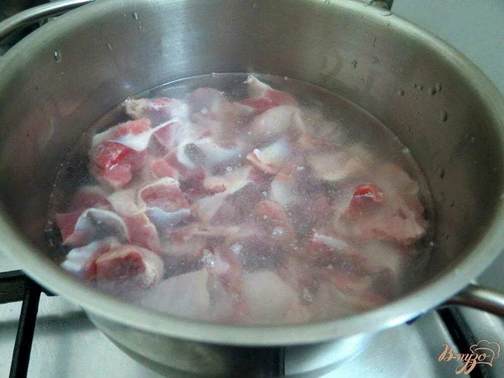 Как варить желудки. Желудочки куриные вареные. вареные куриные желудки. куриные желудки варятся. куриные желудки в кастрюле.