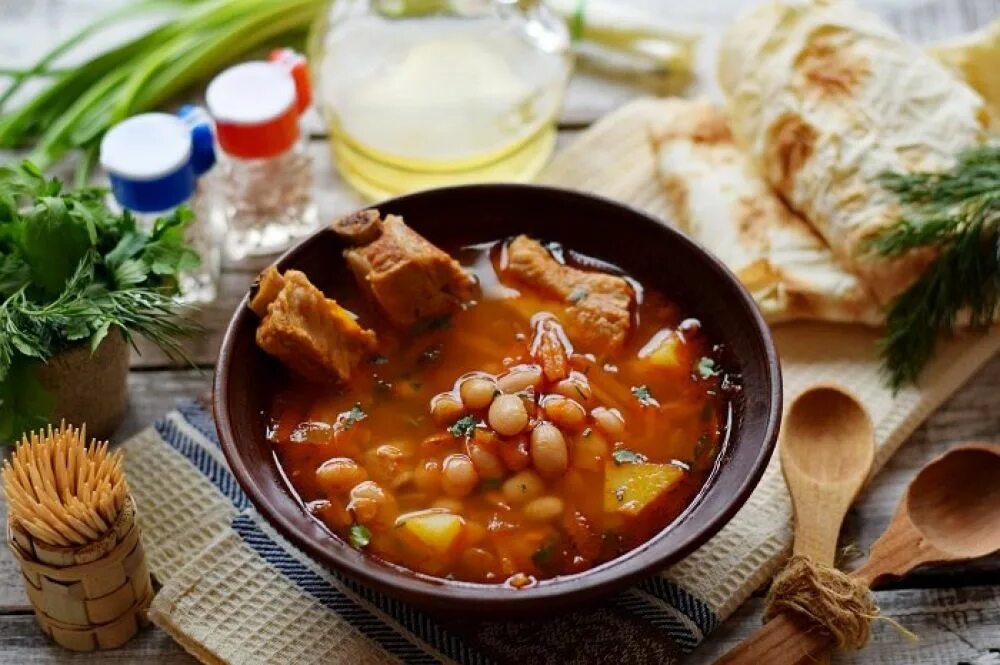 первый блюда из баранины. фасолевый суп с бараниной. национальная кухня азербайджана бозбаш. шурпа из свиных ребер. суп из баранины с картошкой.