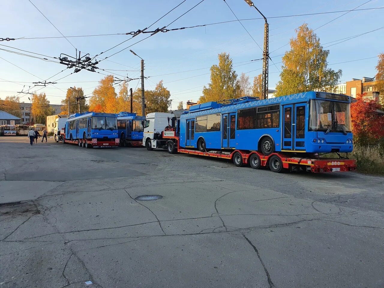 Троллейбус 1 г. Петрозаводск троллейбус МТРЗ. Троллейбусный парк в Петрозаводске. Троллейбусное депо Петрозаводск. Петрозаводск три новых троллейбусы.