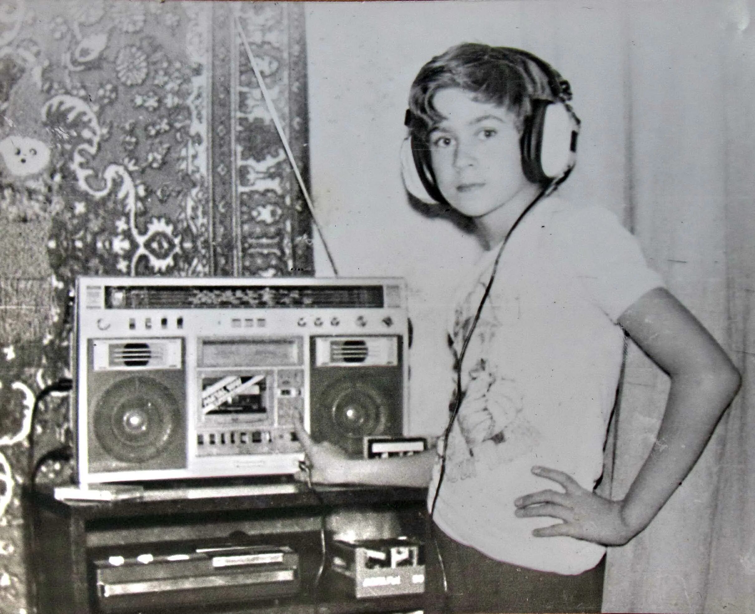 Кассетный магнитофон 80е. Магнитофон 90 годов. Советская молодежь с магнитофоном. Человек с кассетным магнитофоном.
