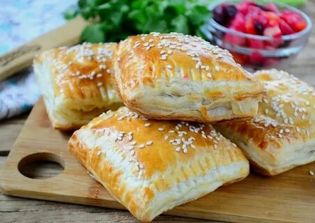 Выпечка из слоеного теста с мясом