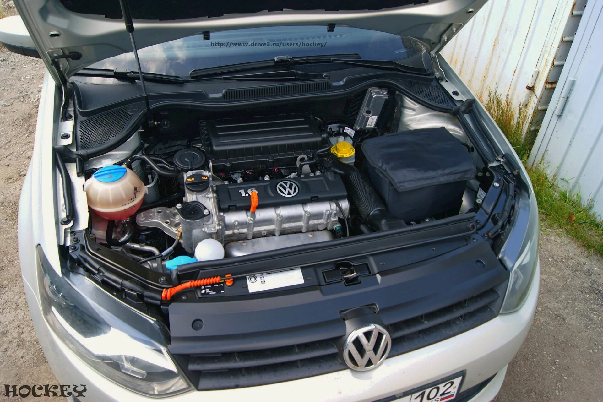 Подкапотное пространство поло. Volkswagen polo sedan подкапотка. под капотом поло седан 2013. подкапотное пространство фольксваген поло седан. подкапотка фольксваген поло 2013.