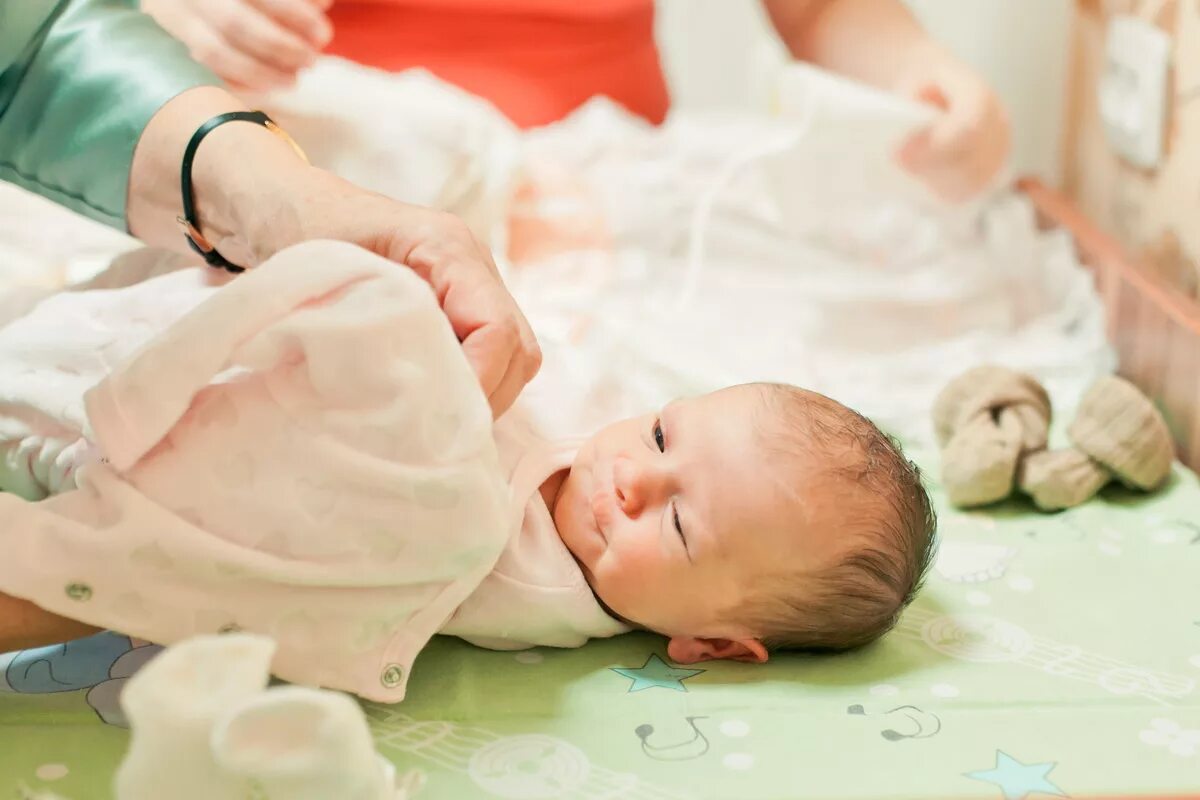 билитест агф-02. новорождённые дети 1 день. желтушка у новорожденных. новорожденная девочка в роддоме. измерение желтушки прибором нормы у новорожденных.