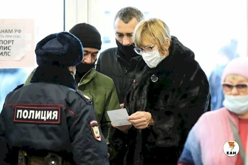 Законы о мигрантах новости. Запрет на въезд мигрантов с семьями. Рейд по мигрантам. Полиция приехала. Рейд по мигрантам.