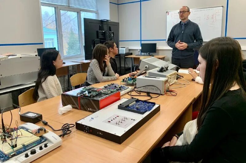 Колледж технологии машиностроения минск. Гбоу спо лнр «стахановский колледж технологий машиностроения». Машиностроительный в бнту в минске. Демонстрационный экзамен управление автогрейдером. Колледж технологии машиностроения минск.