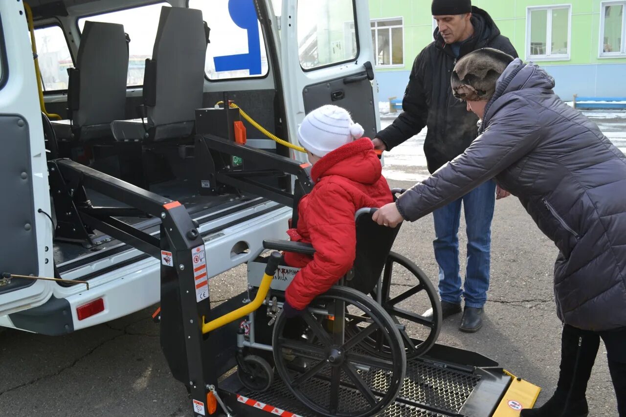 Доступность транспортных услуг для инвалидов. Автомобиль для инвалидов. Машина для инвалидов колясочников. Такси для инвалидов колясочников. Транспорт для людей с ограниченными возможностями.