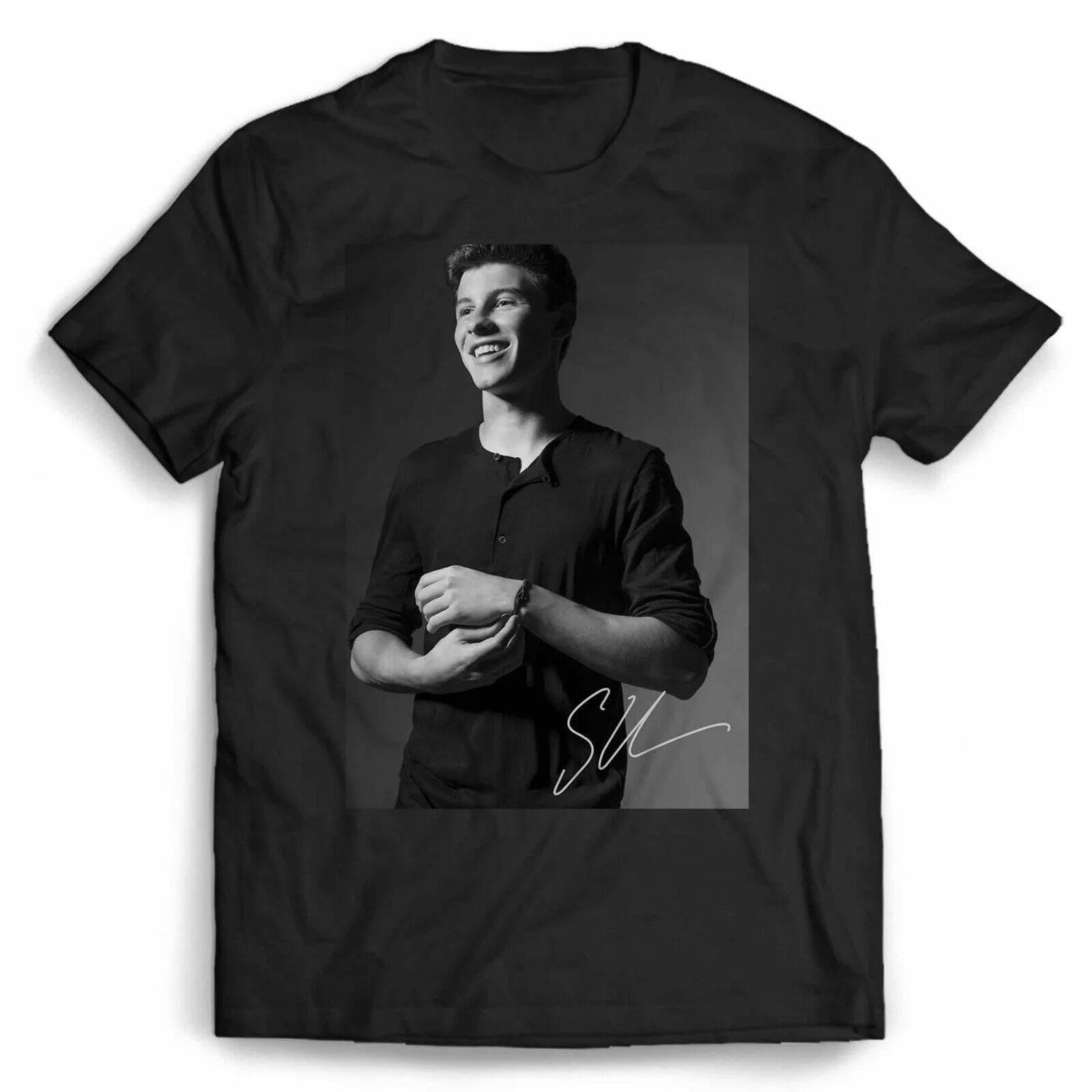 Monochrome мужская. Шон Мендес в футболке. Футболка monochrome мужская. Футболка монохром мужская. Футболки однотонные с принтом.