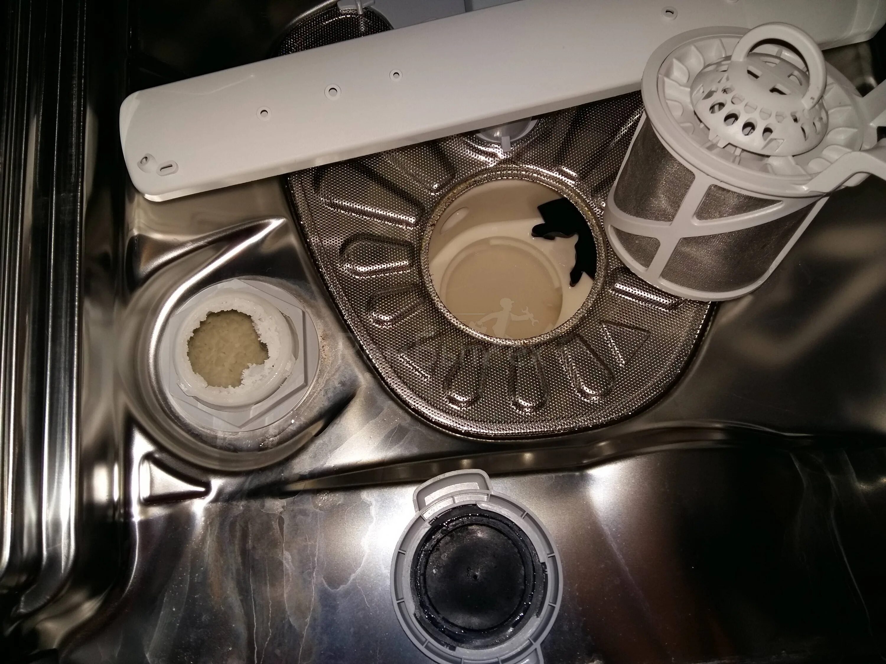Налет на фильтре посудомойки. Известковый налет на посудомойке. Белый налет внутри посудомоечной машины. Бош посудомойка отсеки для моющих средств. Почему белый налет на посуде после посудомоечной
