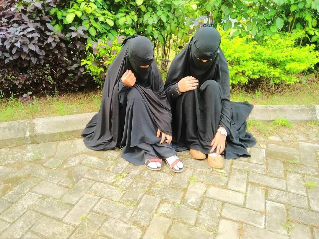 Черные волосы в исламе. Сестра в Исламе. Про сестру исламские. Сестры в Исламе картинки. Сестра по мусульмански.
