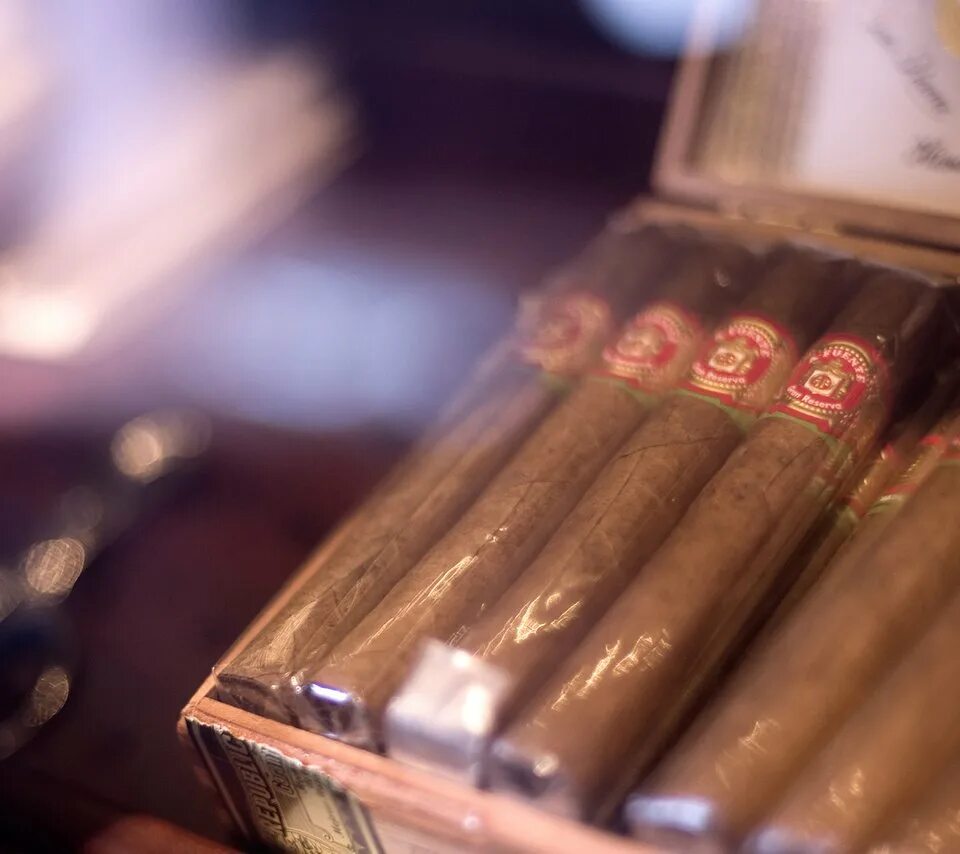 Фон сигары. Сигары habanos. habanos сигариллы. турецкие сигары che. дорогие сигареты.