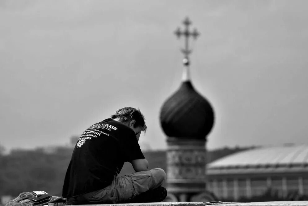 Человек уходит из церкви картинка. Человек ушедший из церкви. Человек ушедший из церкви. Пустой храм. Храм у дороги.