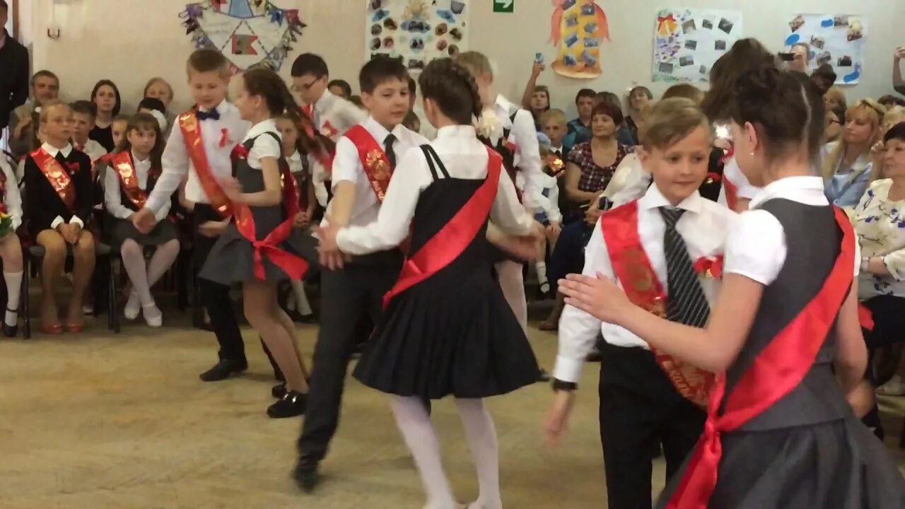 Вальс 4 класс видео. Вальс на выпускной 4 класс. Вальс на выпускном в нач школе. Школа 34 выпускной. Вальс в школе 4 класс.