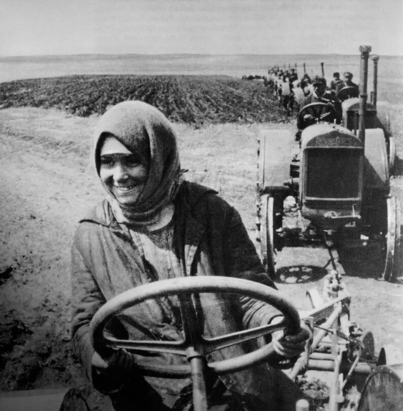 Первая трактористка. Женщины трактористки в годы Великой Отечественной войны. Женщины трактористки в СССР. Трактористка Гурьянов.