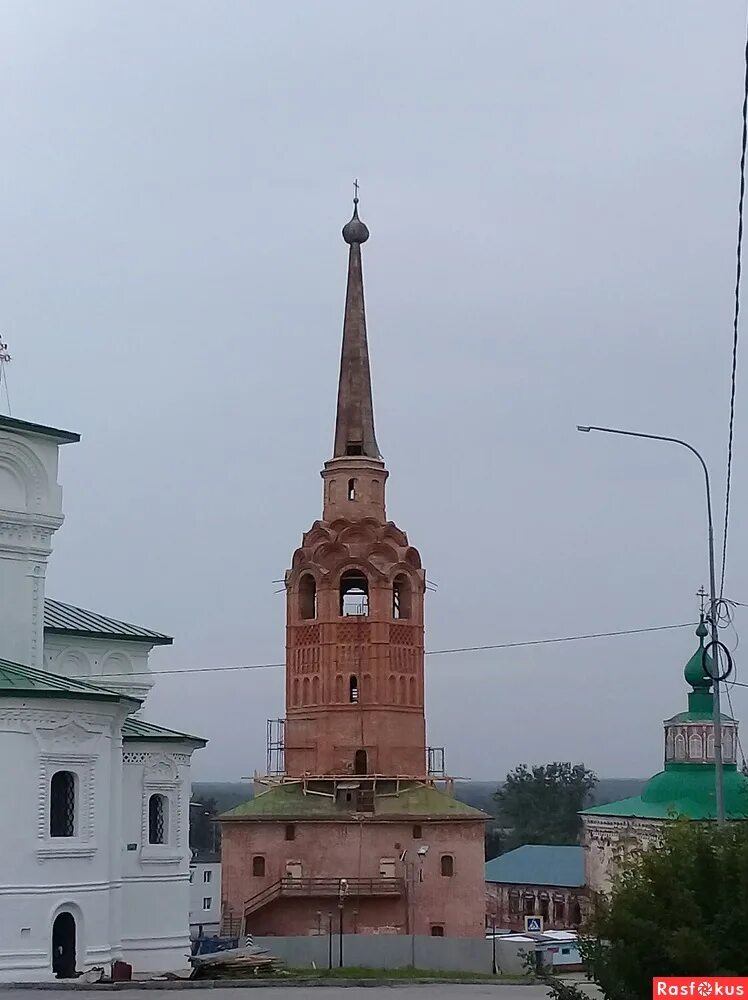 соборная колокольня соликамск 2021. соборная площадь, г. соликамск колокольня троицкого собора. знаменитая 60 метровая падающая колокольня огэ. соликамск соборная колокольня соборная.