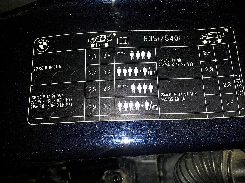 Bmw f10 табличка давления шин. Табличка размеров колес бмв е39. Табличка давление в шинах bmw x6. Наклейка давление bmw e60. Наклейка с давлением в шинах bmw f25.